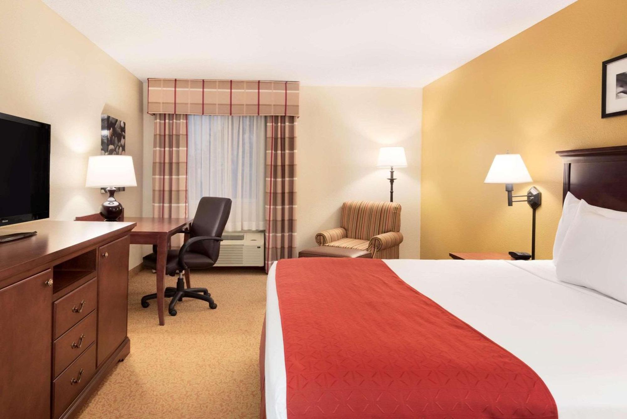 Country & By Radisson, Airport, Ia 3*