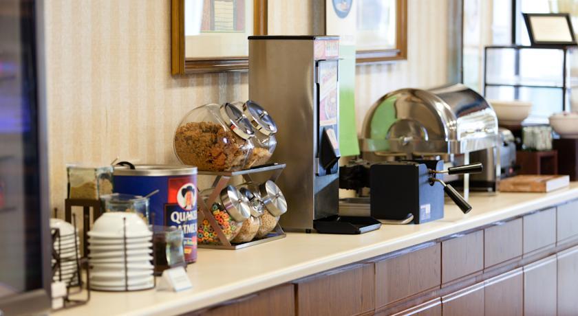 Hotel Country & By Radisson, Airport, Ia Cedar Rapids