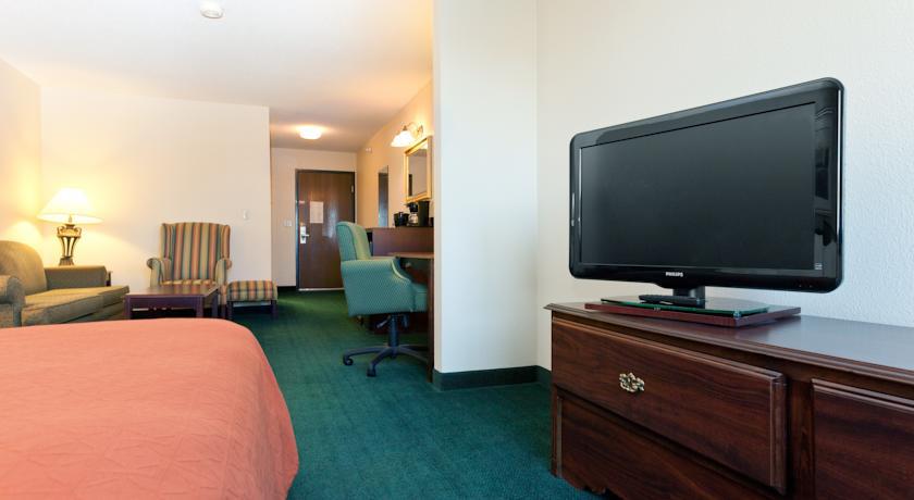 Country & By Radisson, Airport, Ia Cedar Rapids