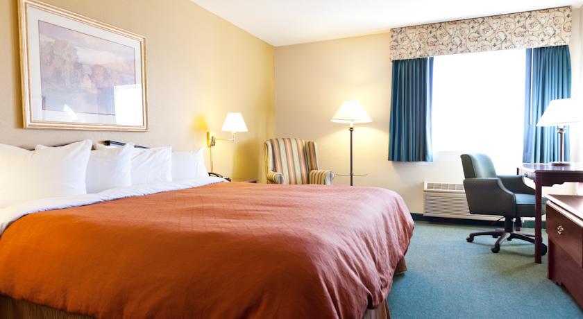 Country & By Radisson, Airport, Ia Cedar Rapids